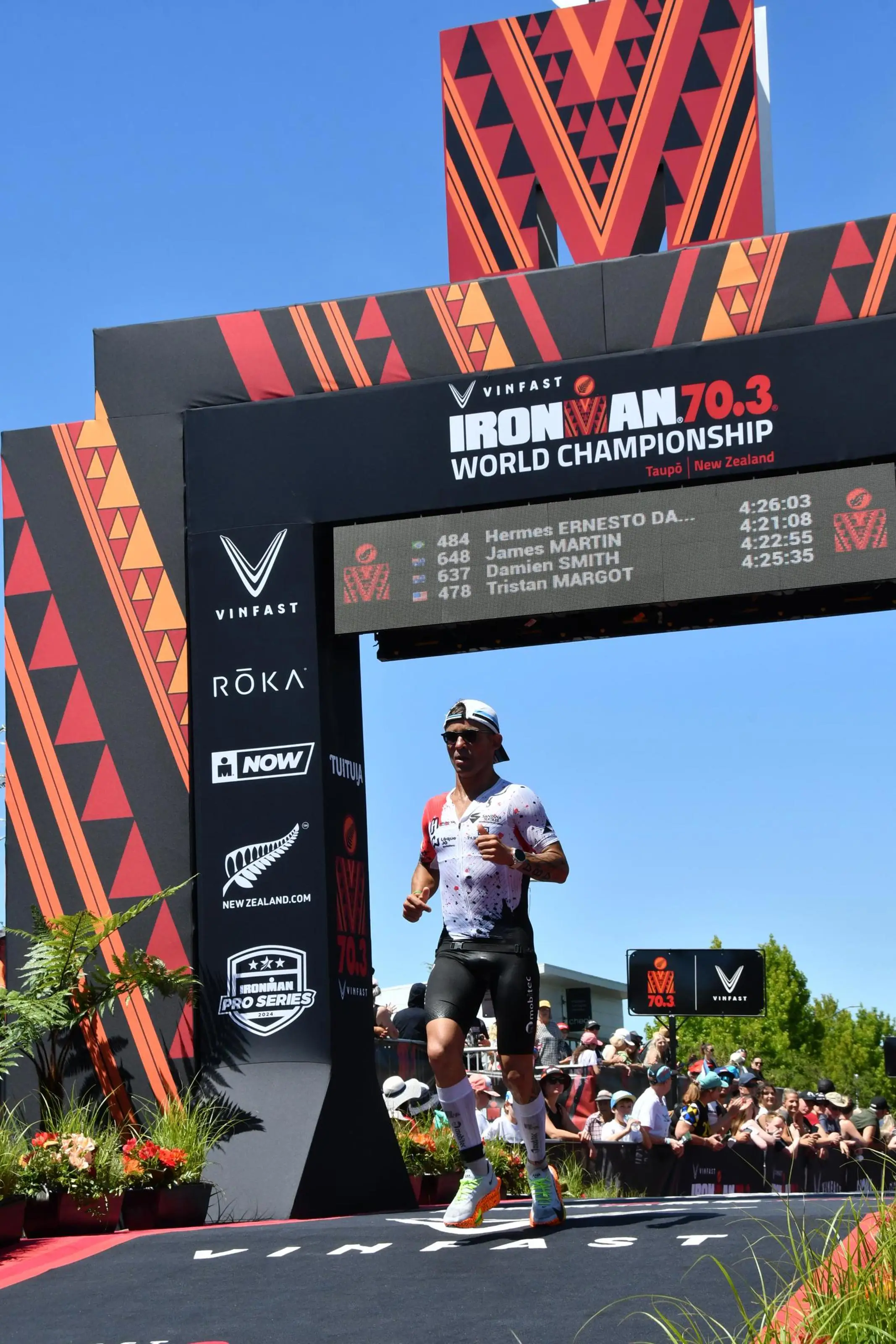 Hermes chegando ao pórtico de chegada do Mundial IRONMAN 70.3 na Nova Zelândia