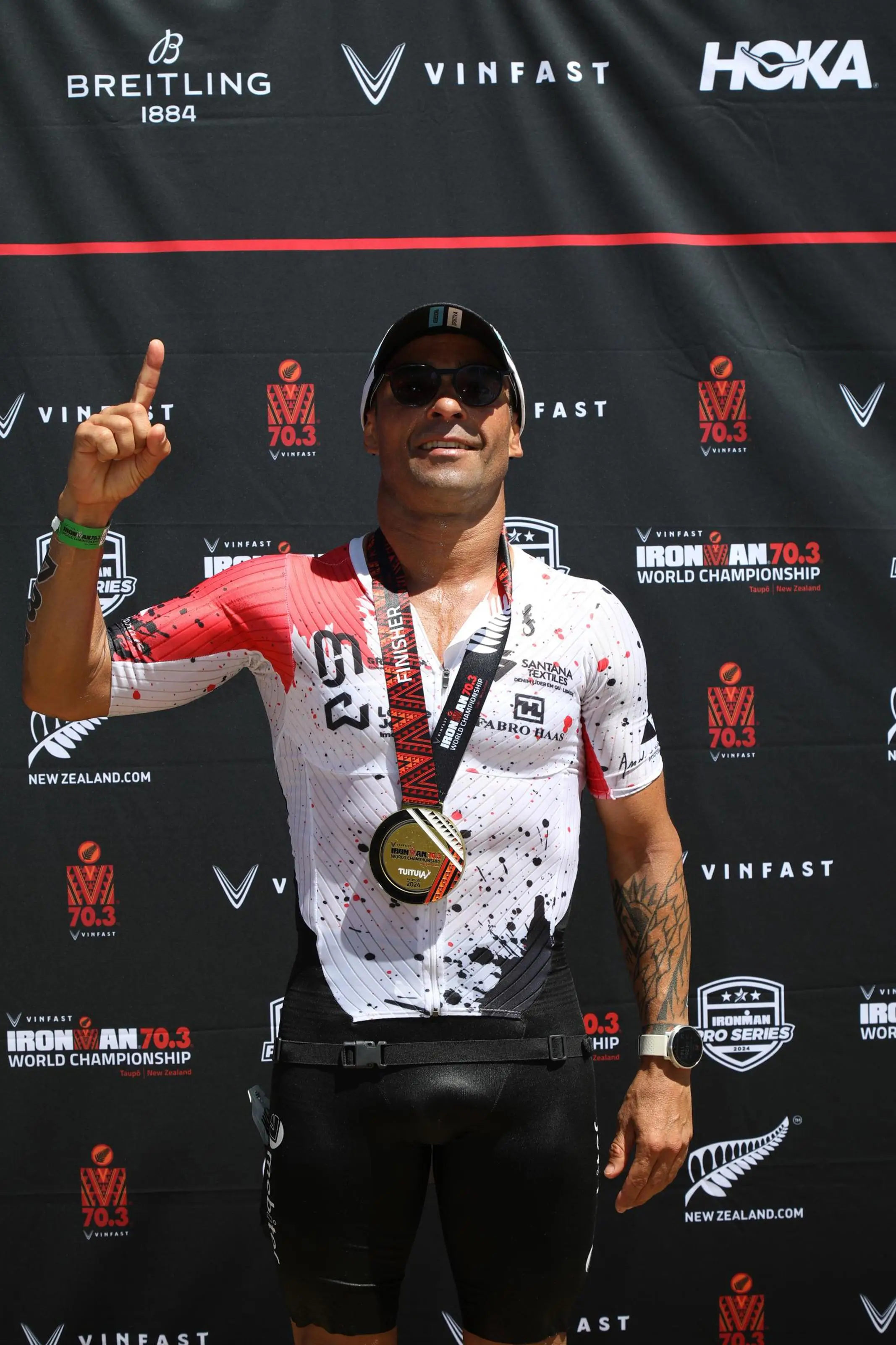 Hermes mostrando a medalha de finisher do Mundial IRONMAN 70.3 na Nova Zelândia